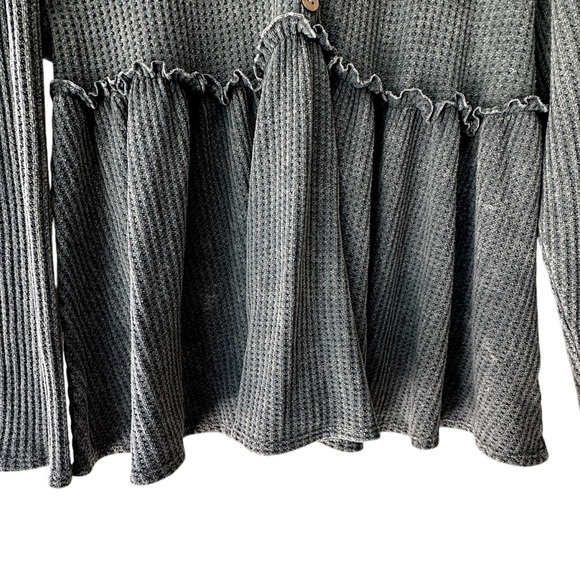 NWOT | GRAY LONG SLEEVE WAFFLE KNIT BABYDOLL TOP BUTTON FRONT V-NECK | SMALL - Picture 5 of 10